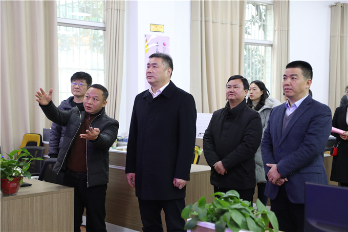 黄劲,张晓,王建国一行了解融媒体指挥中心运行情况莫睿摄