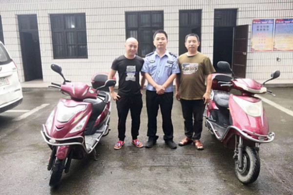 失主领取摩托车.jpg