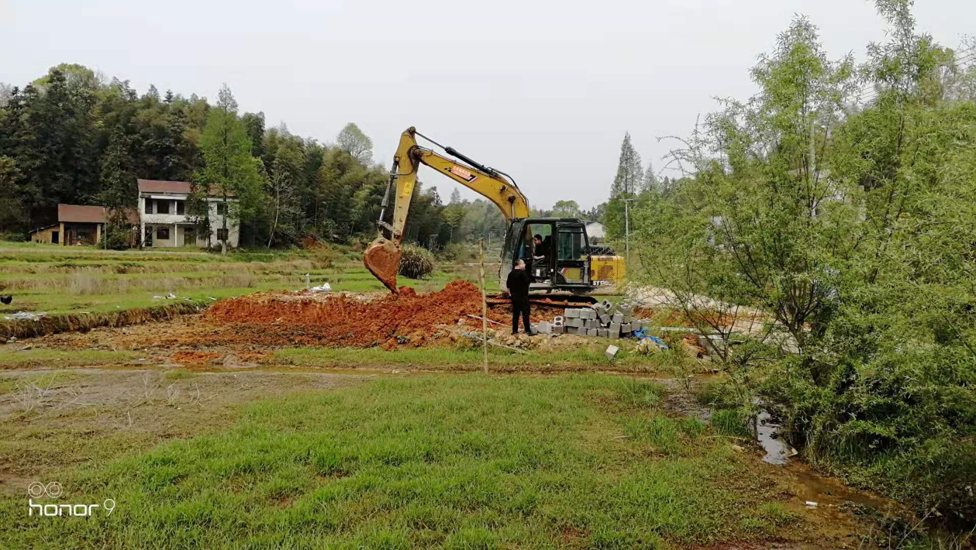 正在整改的违法占地建房现场.jpg 正在整改的违法占地建房现场.jpg