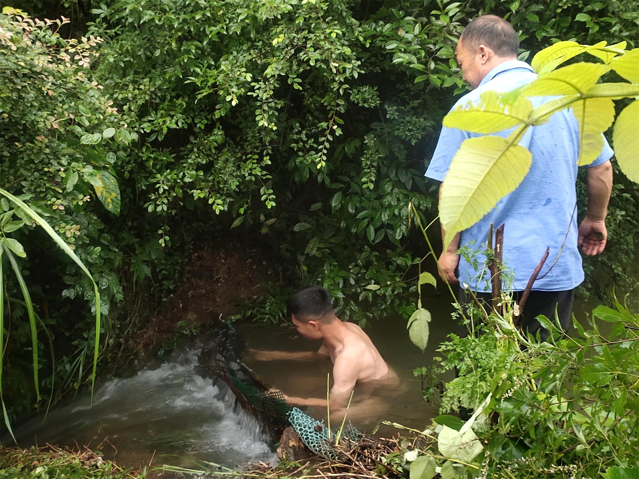项民顶跳进溢洪道打开放水涵.jpg 项民顶跳进溢洪道打开放水涵.jpg