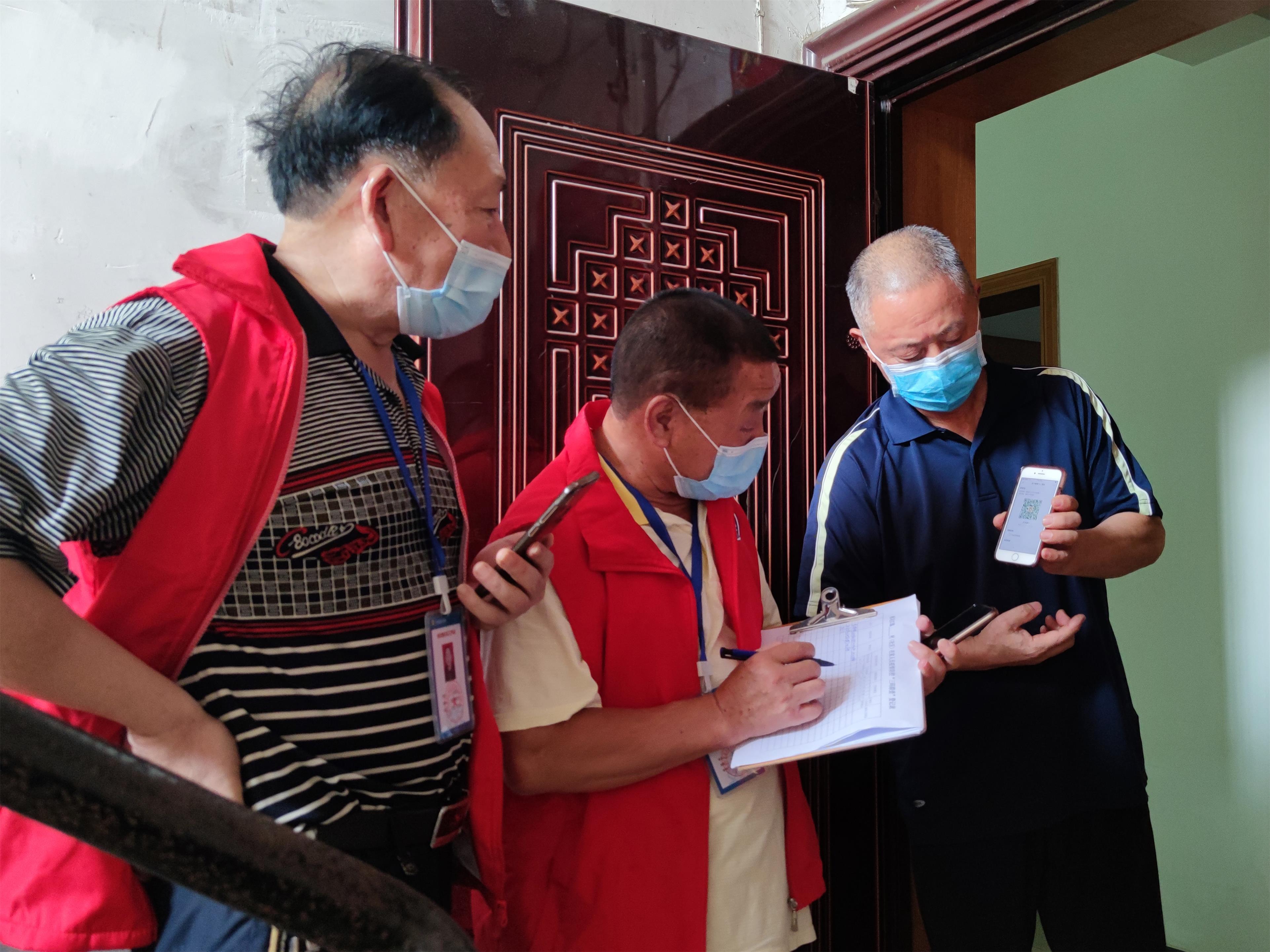 老党员们入户排查“三码.jpg 老党员们入户排查“三码.jpg