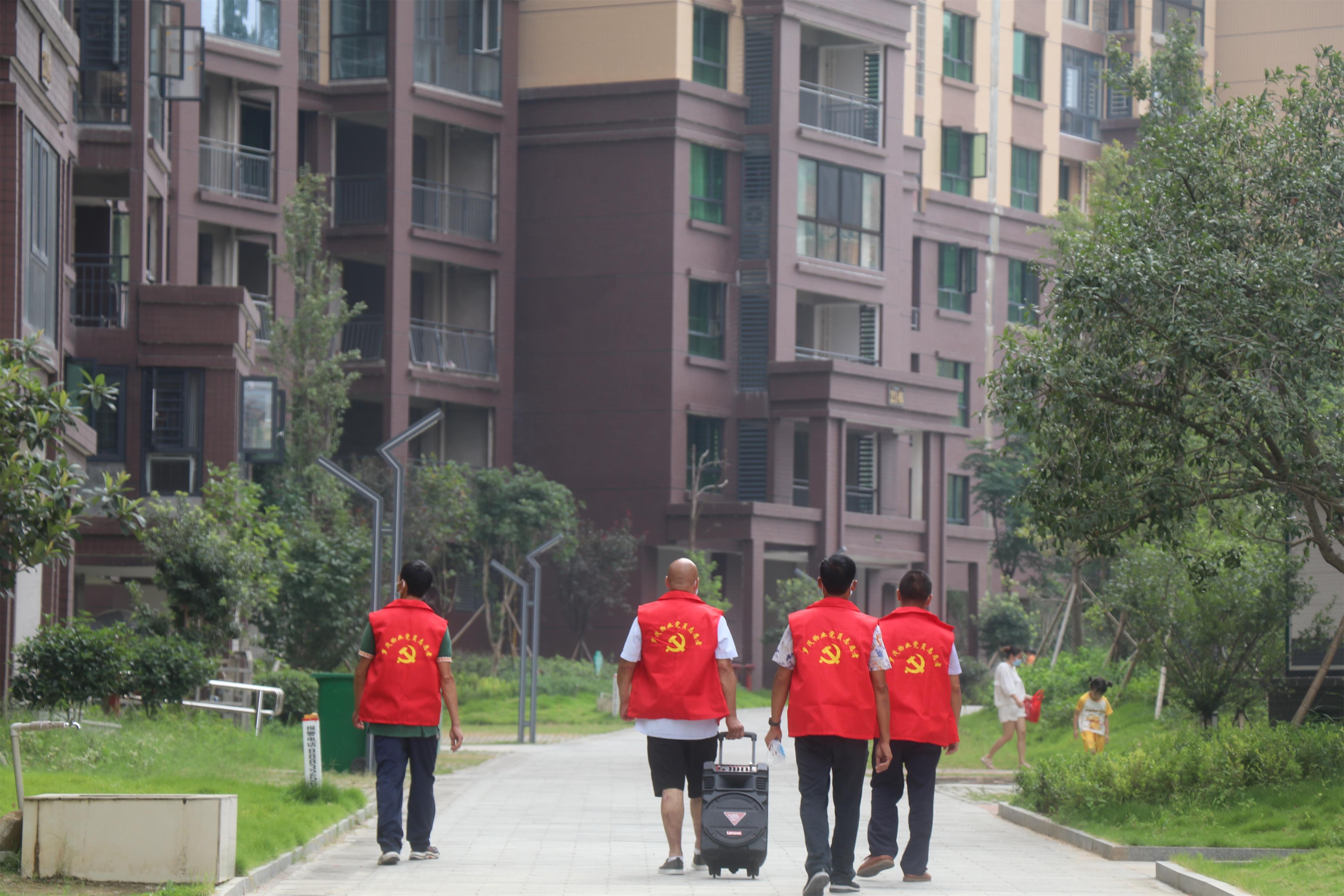 党员们在小区内宣传疫情防控.jpg 党员们在小区内宣传疫情防控.jpg