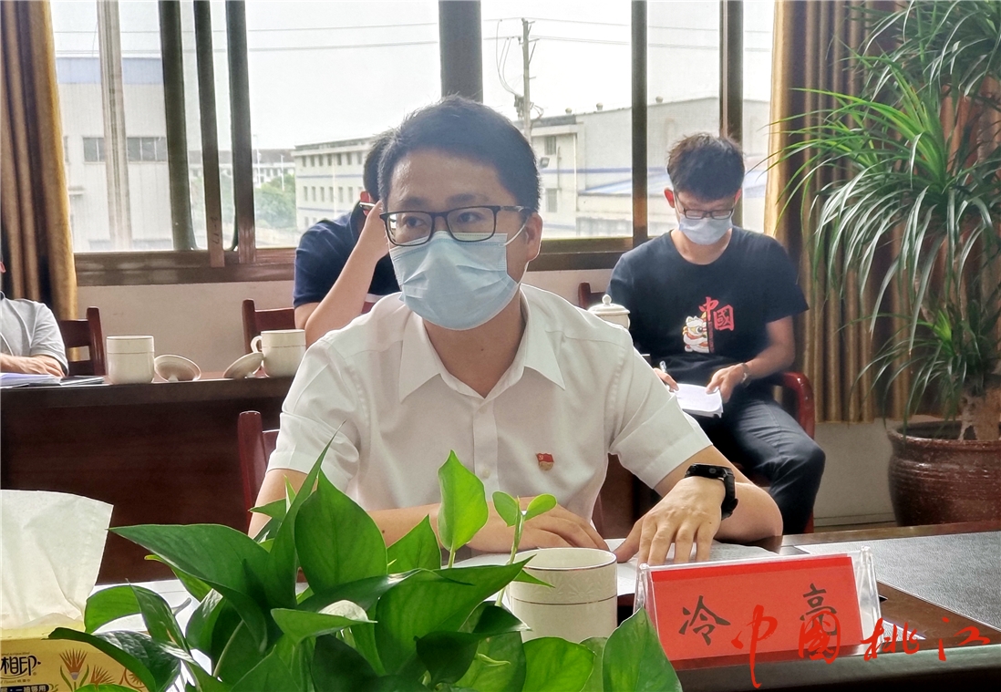 冷亮在座谈会上讲话
