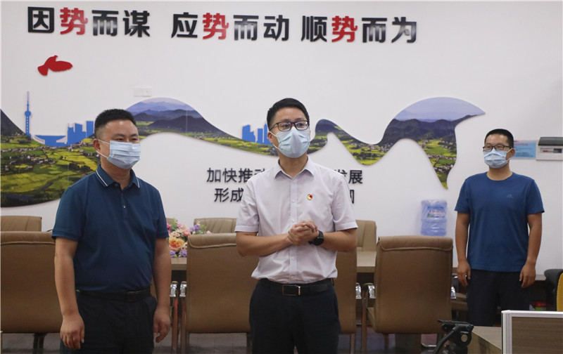 冷亮调研指导县融媒体中心工作