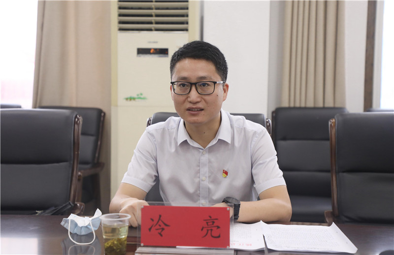 冷亮调研指导县融媒体中心工作