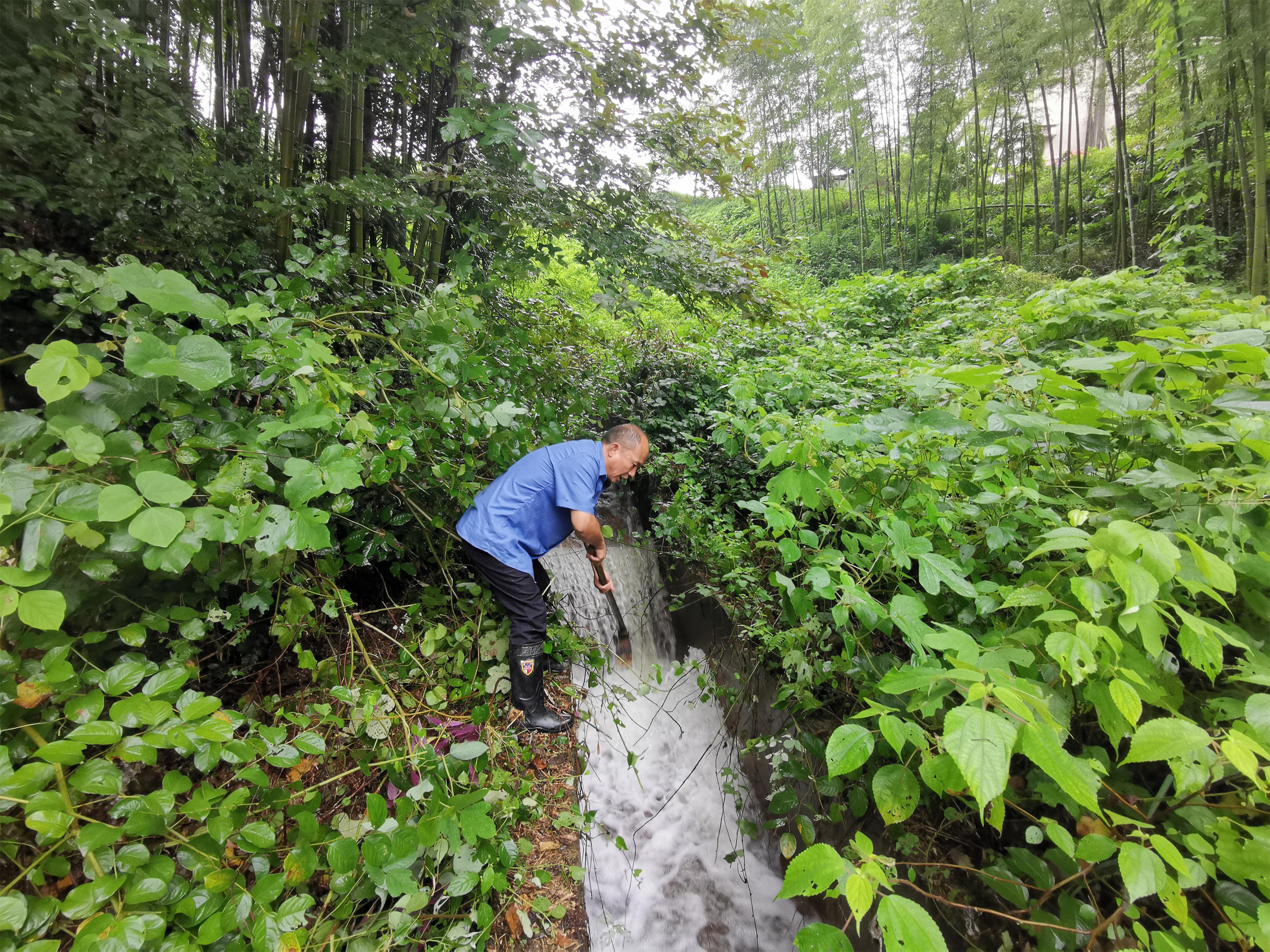 1石子村水库放水泄洪.jpg 1石子村水库放水泄洪.jpg