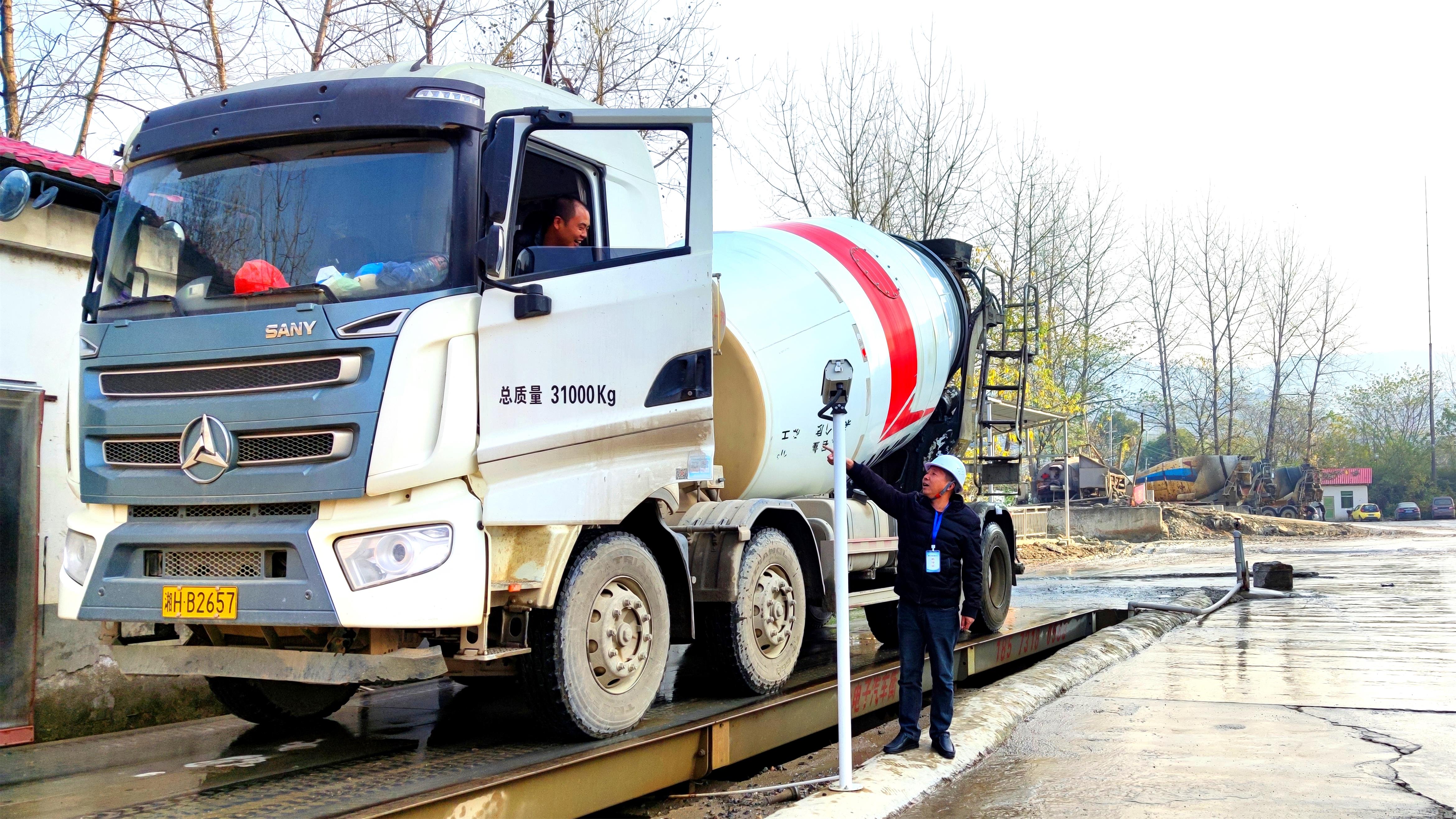 源头企业驻守治超员检查运输车辆.jpg 源头企业驻守治超员检查运输车辆.jpg