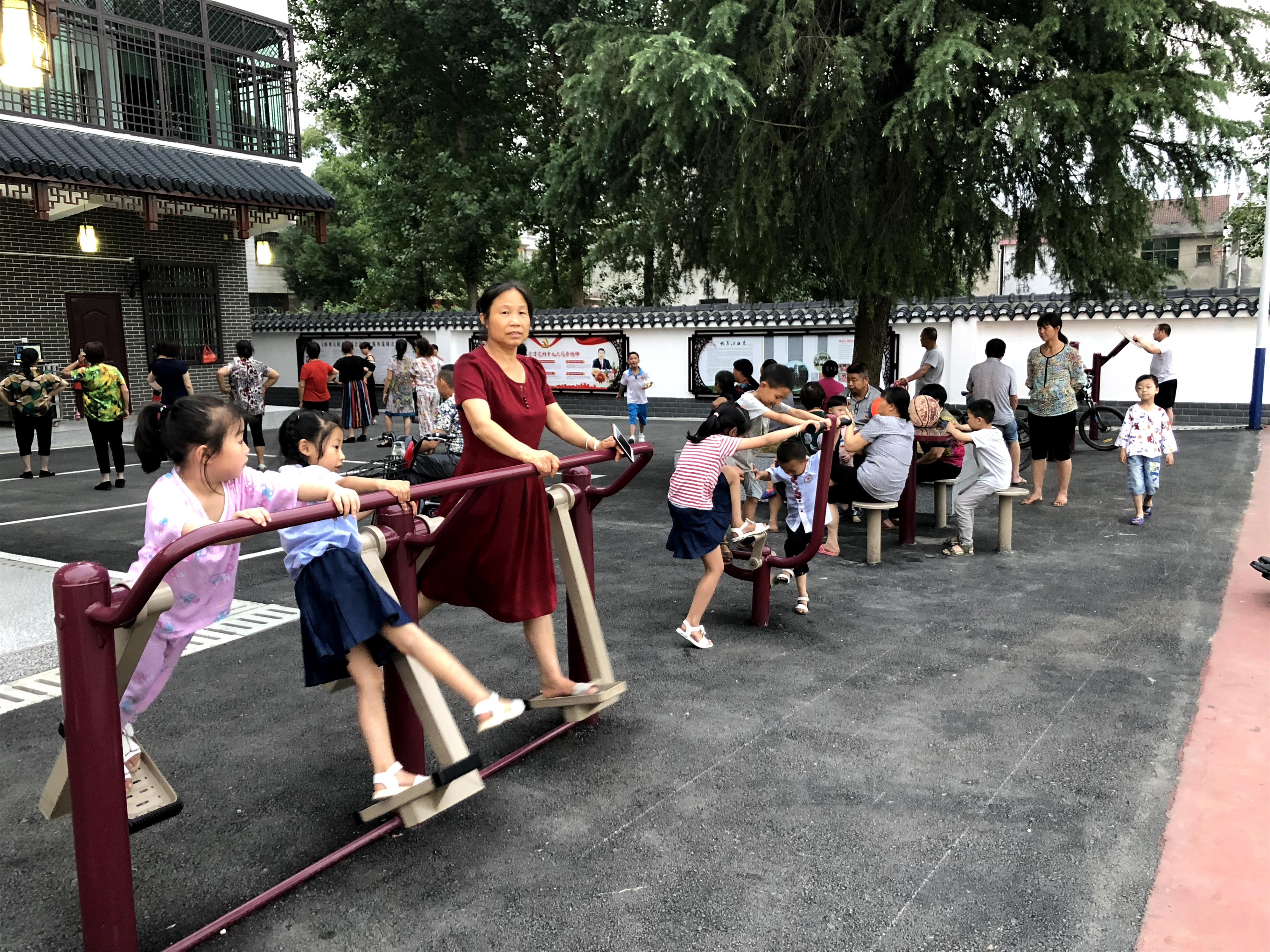 1群众在文化站健身娱乐.jpg 1群众在文化站健身娱乐.jpg