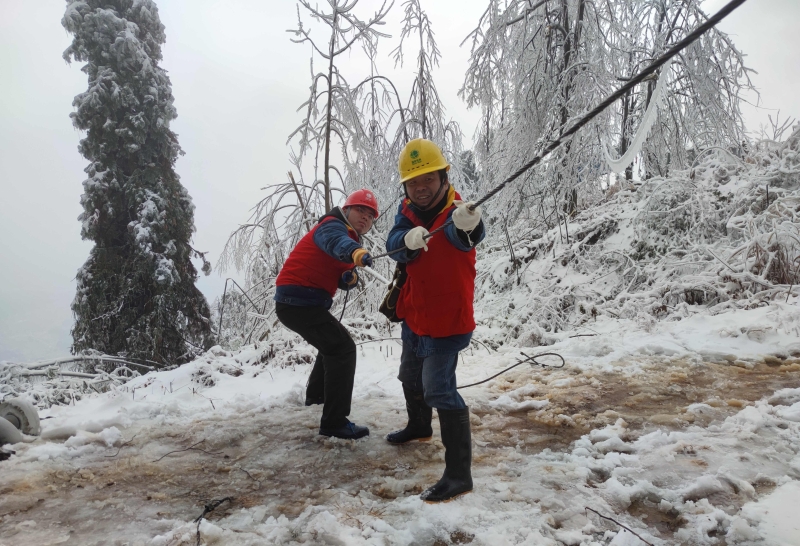 1月30日,国网桃江县供电公司员工在浮邱山山顶对10千伏肖梅线枳木洞1台区开展现场电力抢修。