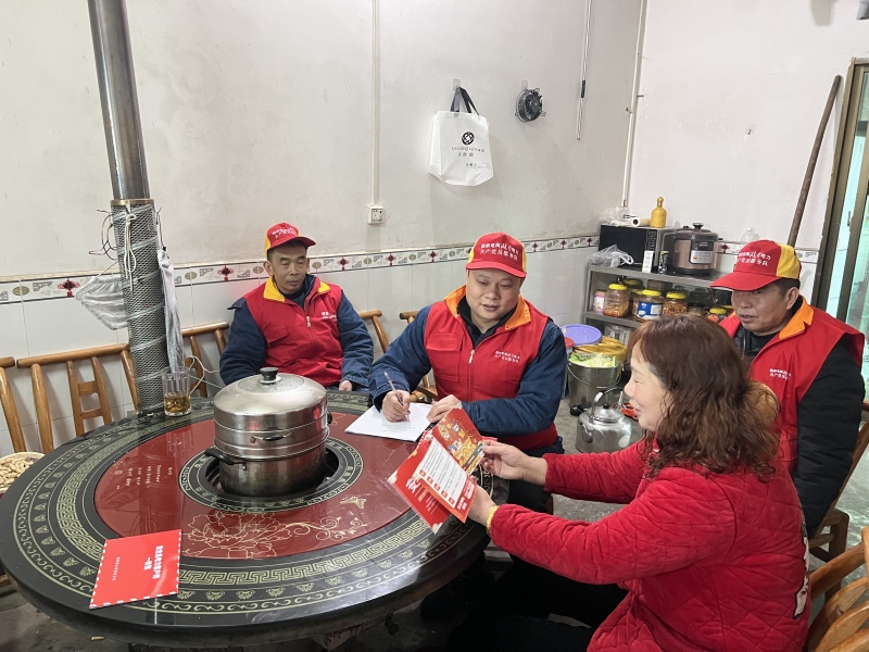 1月30日,国网桃江县供电公司员工在三堂街镇茶园坳村开展用户大走访工作。(肖爱华摄)