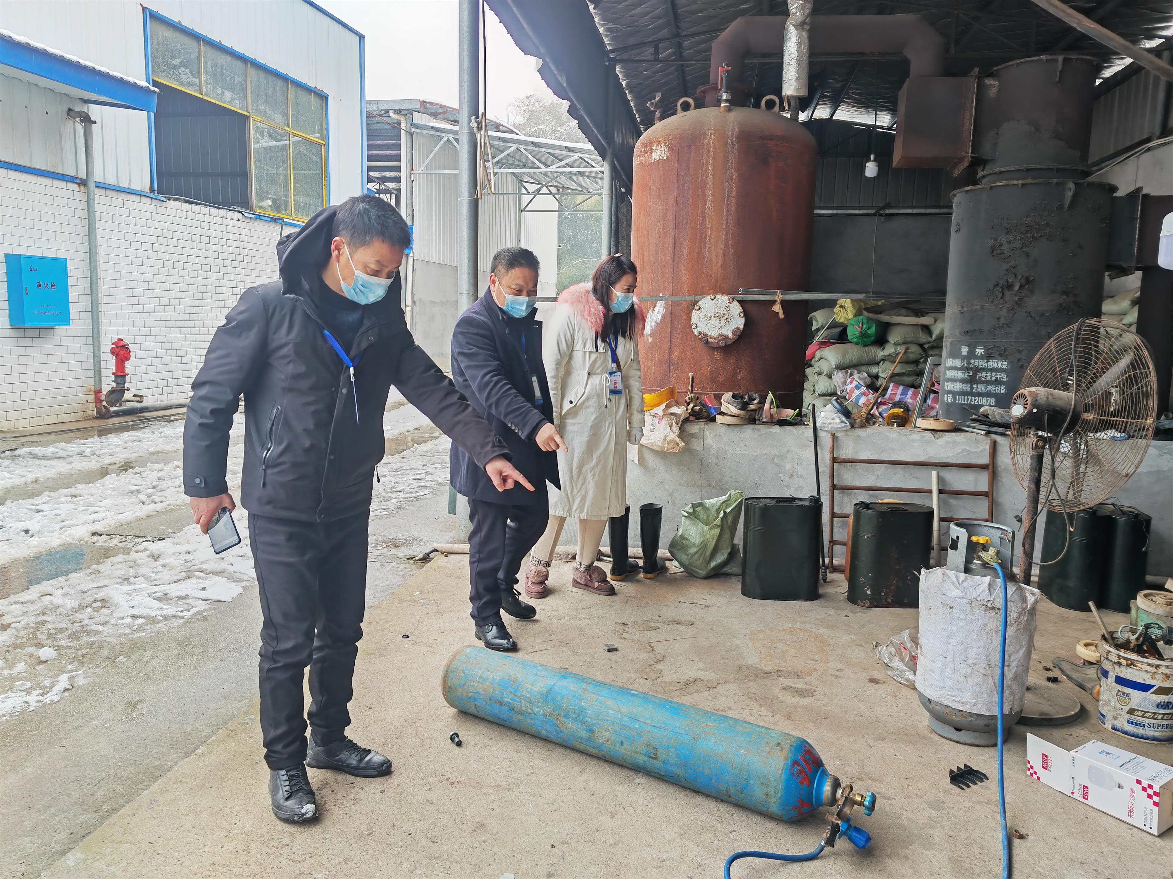 镇应急办在企业检查安全生产情况.jpg 镇应急办在企业检查安全生产情况.jpg