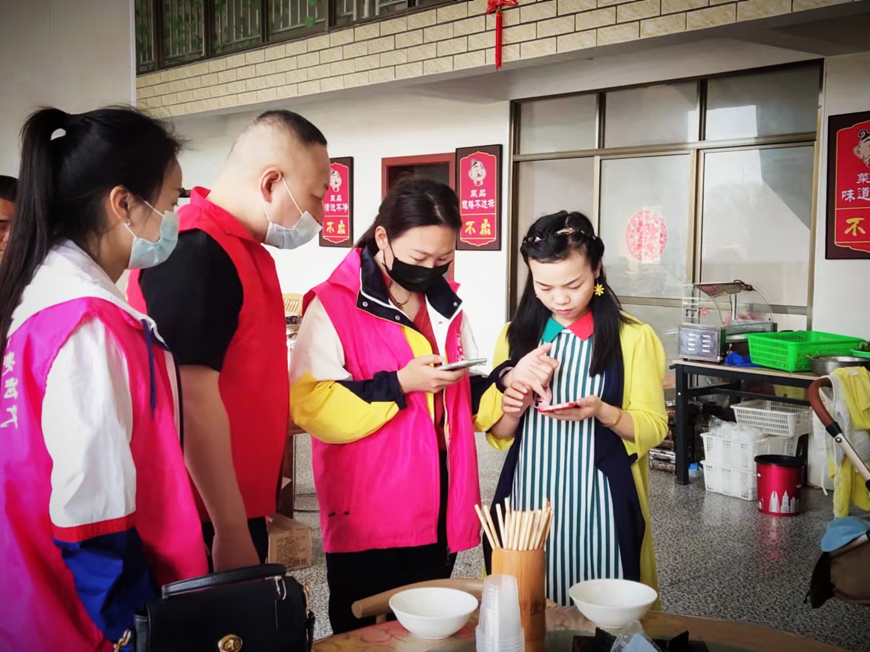 网格员上门协助各类商铺申领场所码.jpg 网格员上门协助各类商铺申领场所码.jpg