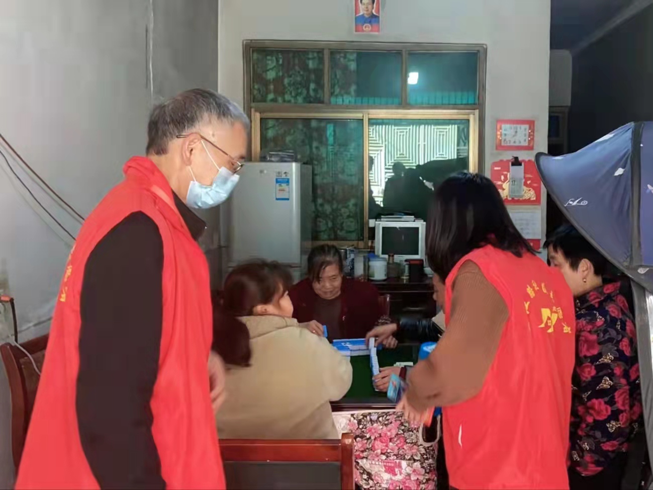 镇村干部上门劝关棋牌室.jpg 镇村干部上门劝关棋牌室.jpg