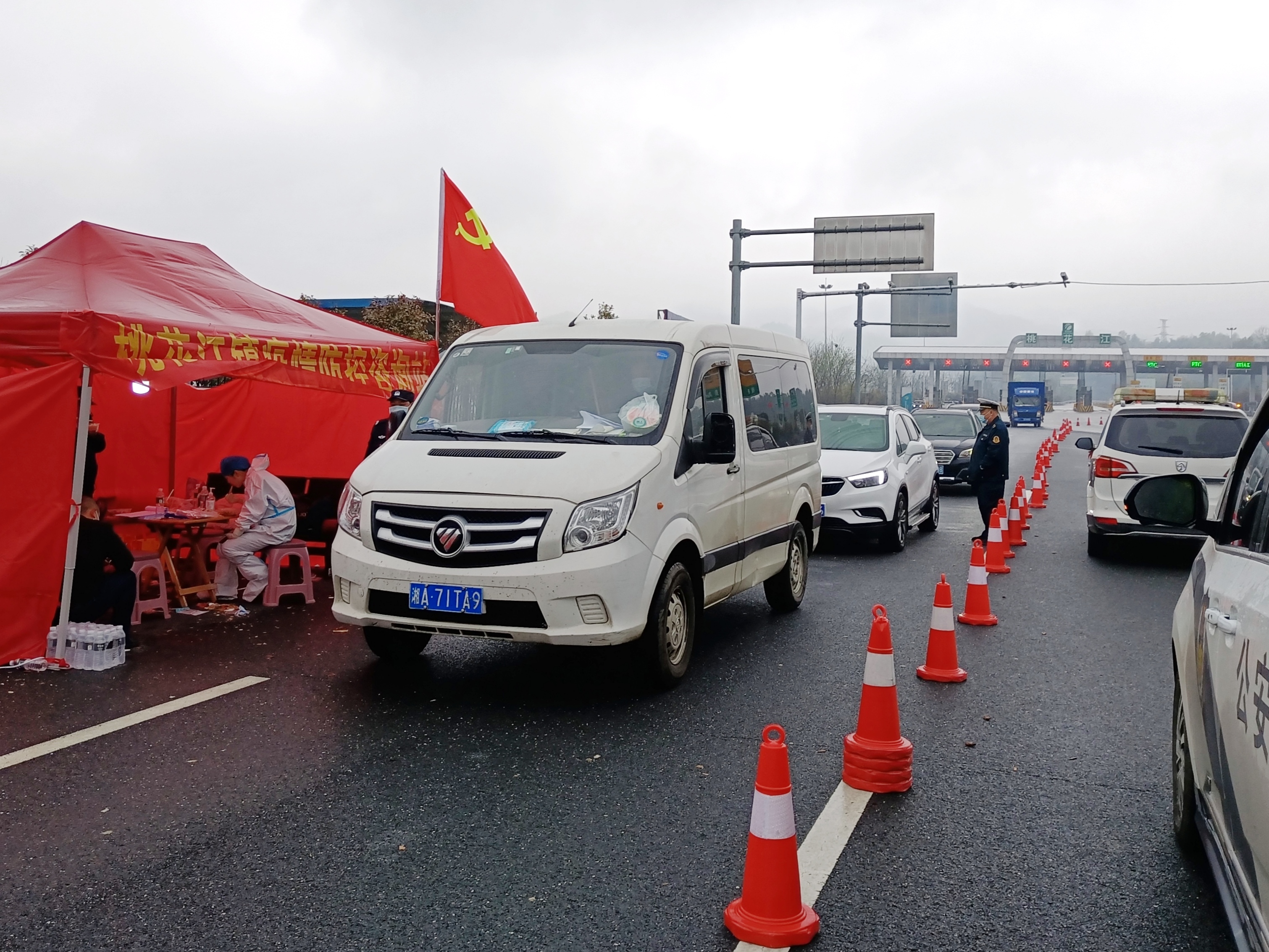 桃花江高速路口24小时排查入桃车辆.jpg 桃花江高速路口24小时排查入桃车辆.jpg