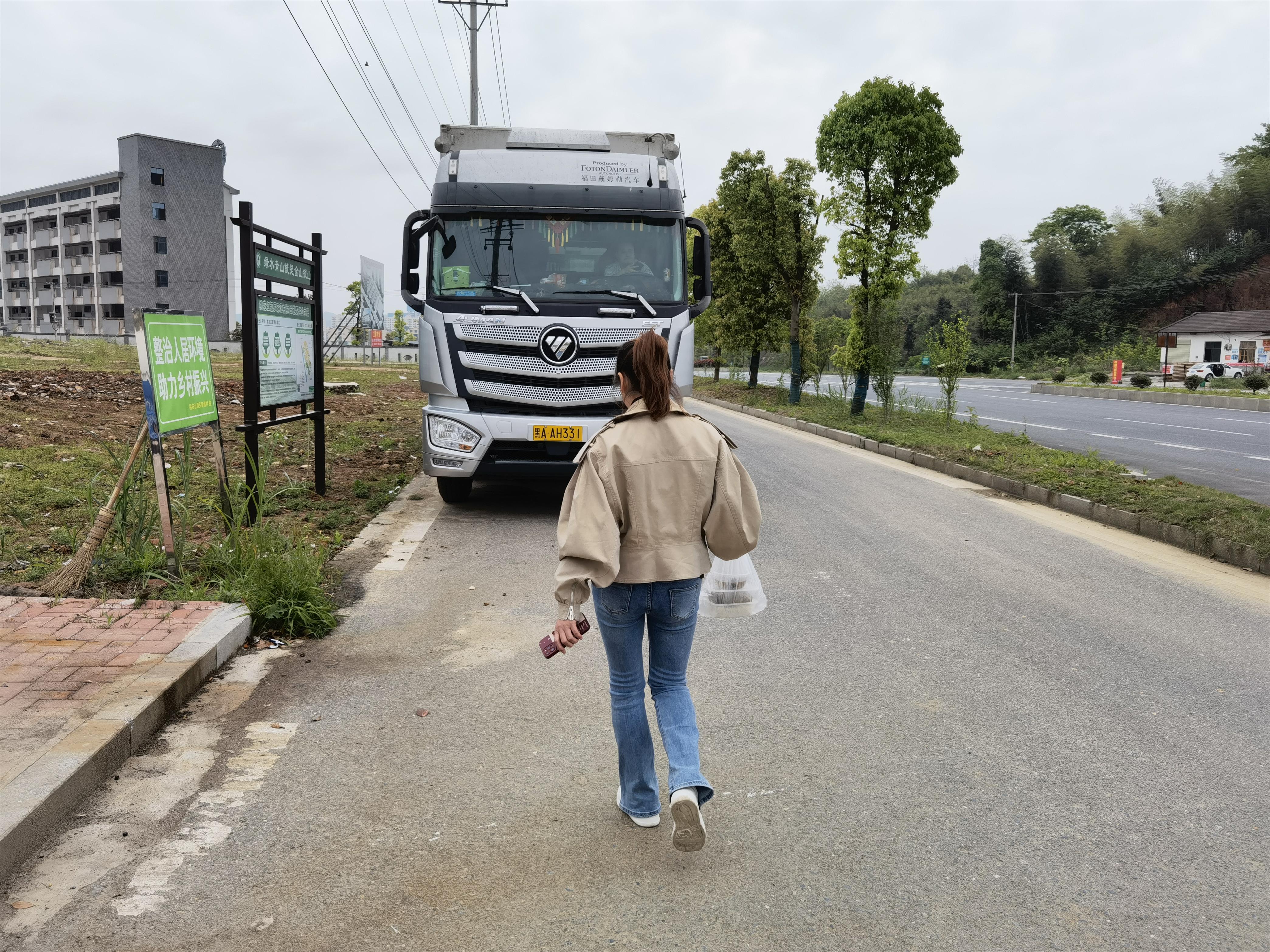 村干部为隔离司机靳锴送饭.jpg 村干部为隔离司机靳锴送饭.jpg