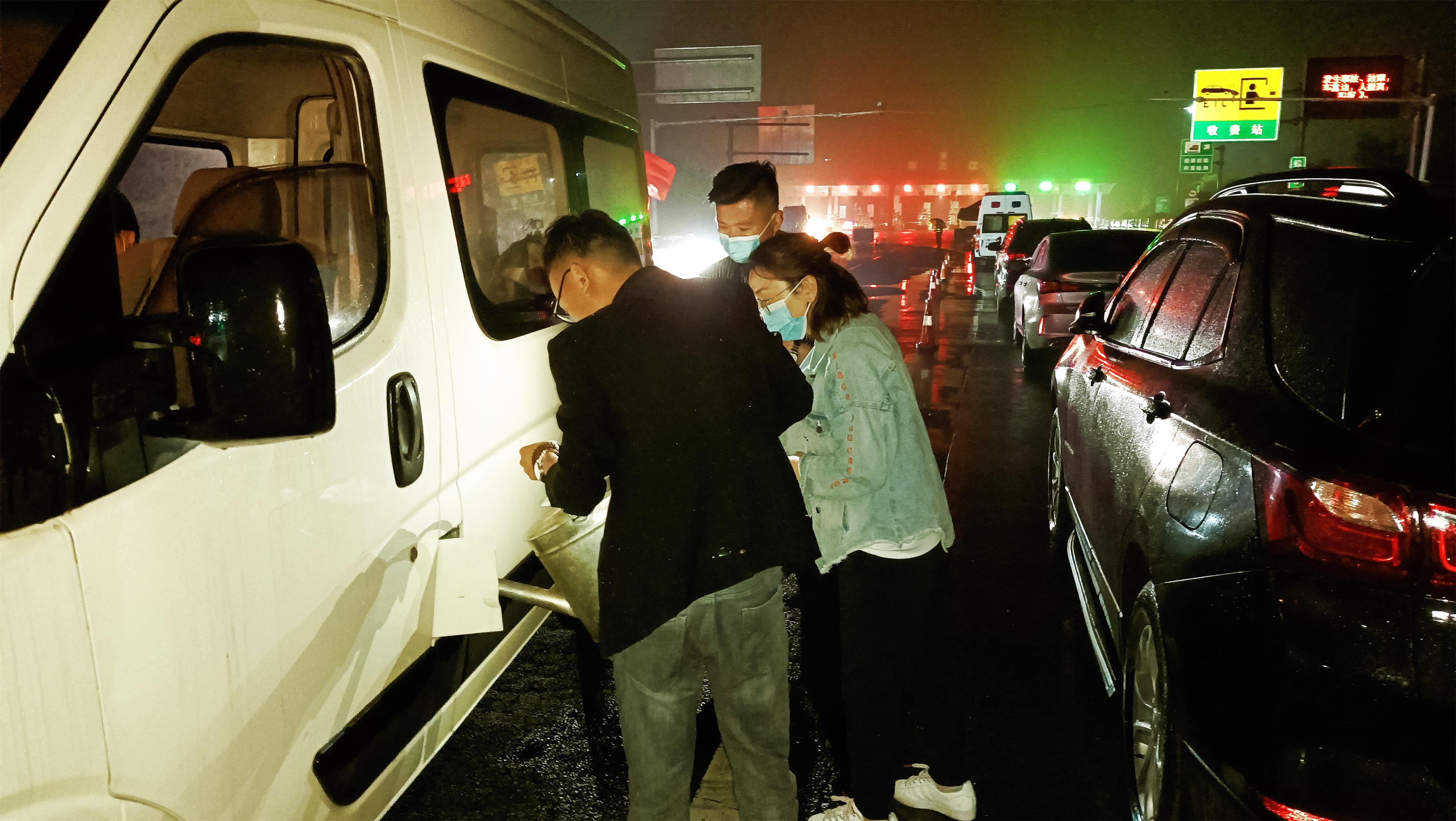 疫情防控服务站帮助司机加油.jpg 疫情防控服务站帮助司机加油.jpg