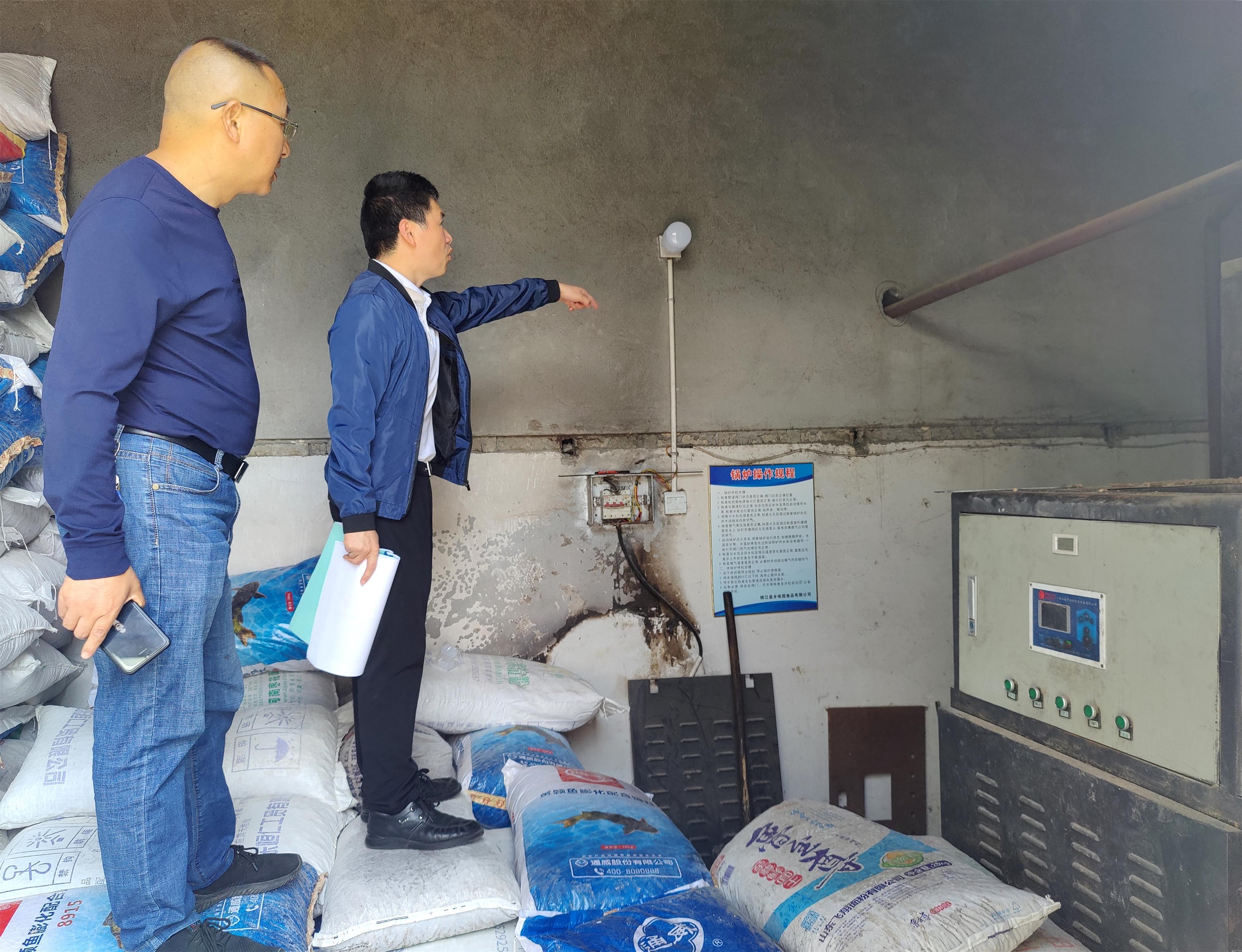 镇应急办会同专家排查企业安全生产隐患.jpg 镇应急办会同专家排查企业安全生产隐患.jpg