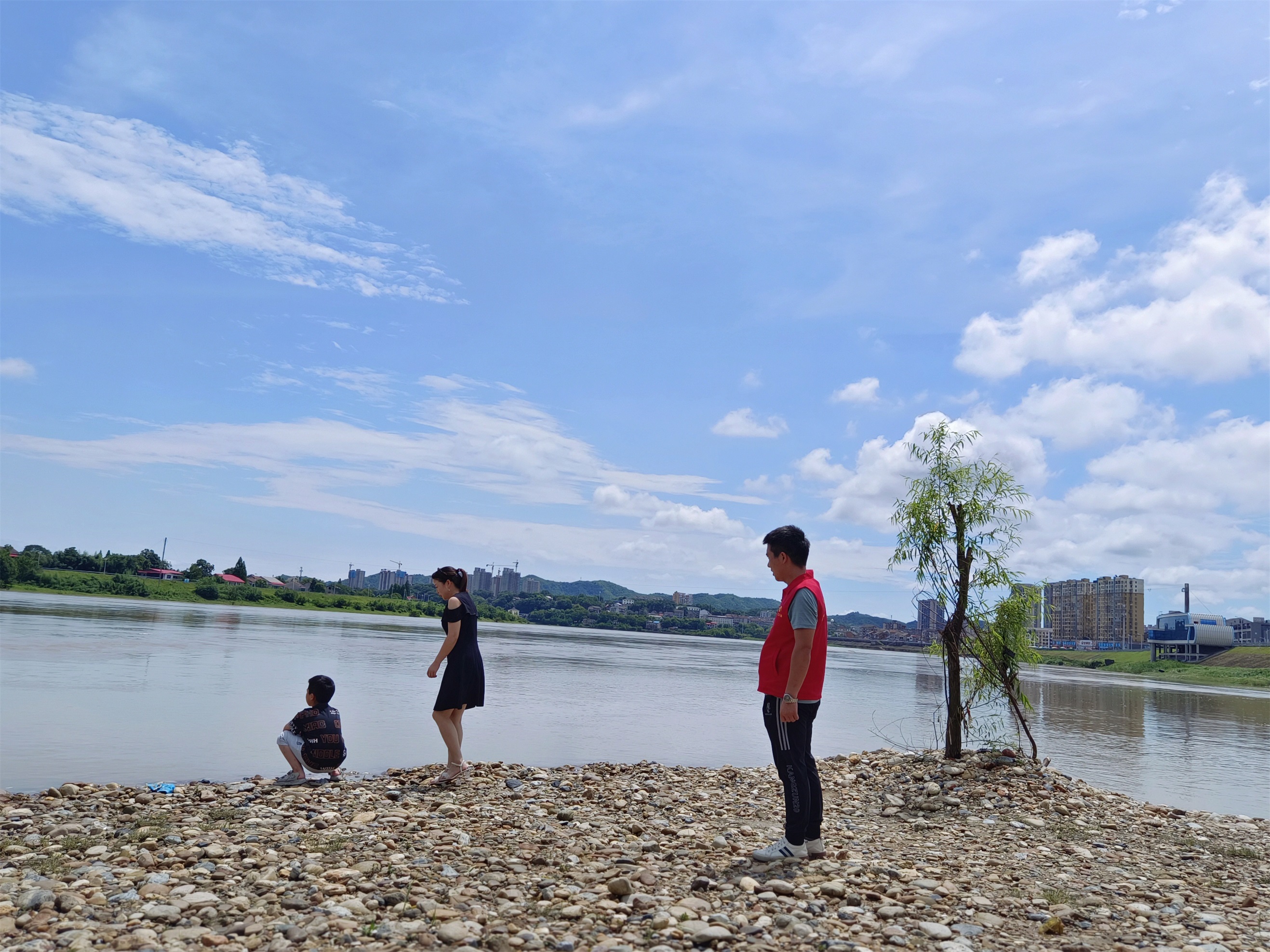 劝导群众不要下水游玩.jpg 劝导群众不要下水游玩.jpg