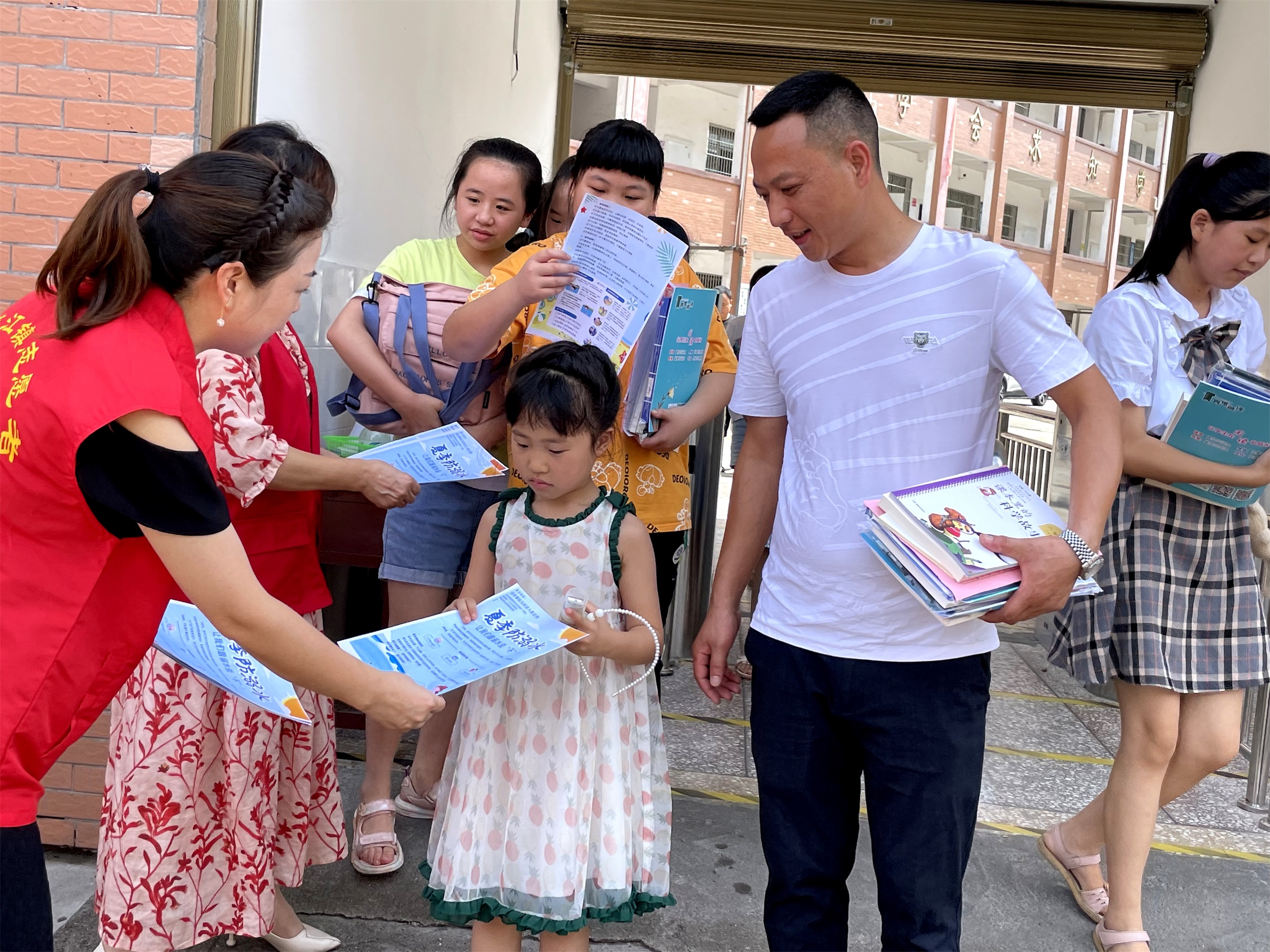 赶在放假出校门时机宣传防溺水.jpg 赶在放假出校门时机宣传防溺水.jpg