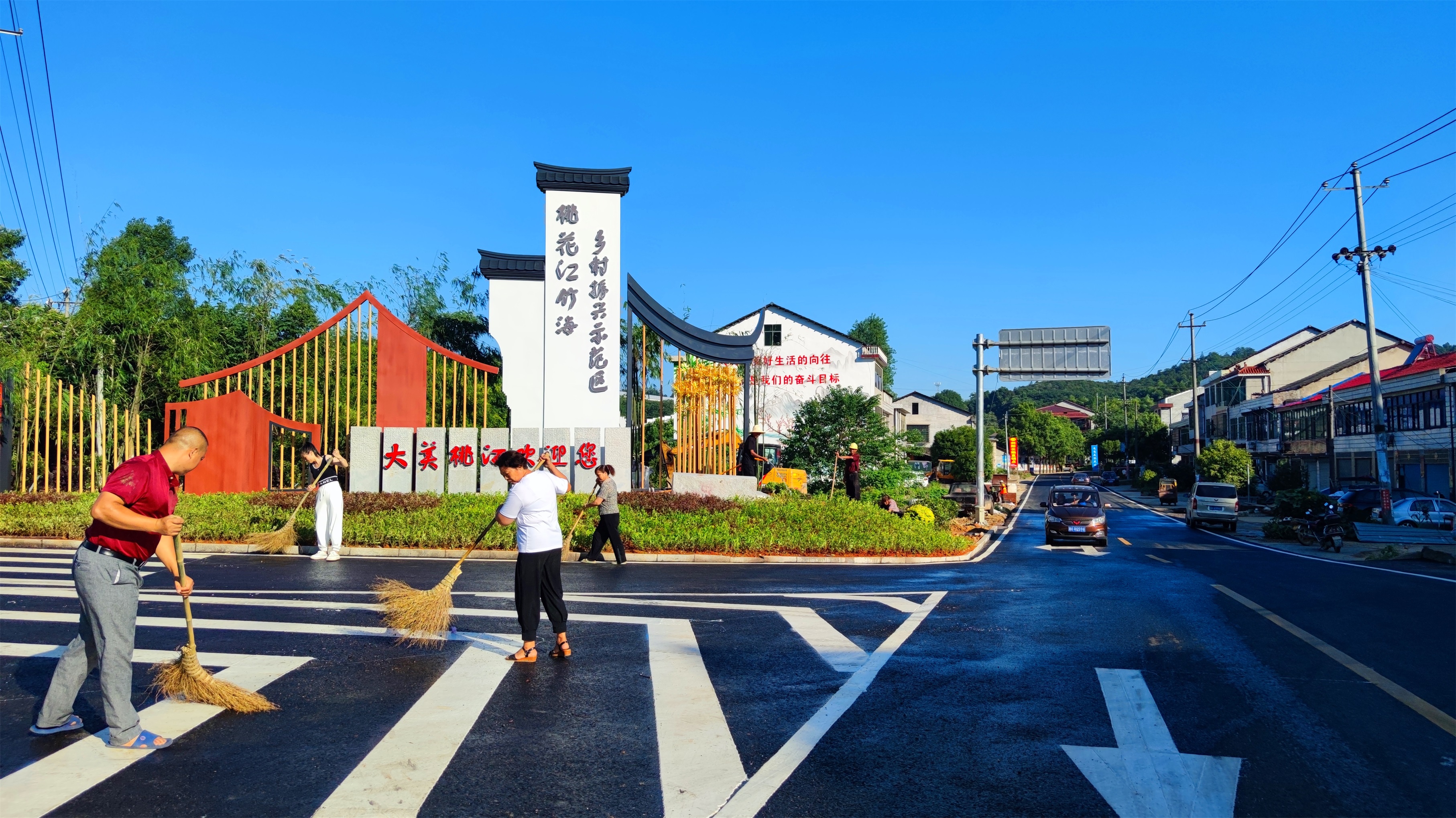 群众在焕然一新的路口打扫卫生.jpg 群众在焕然一新的路口打扫卫生.jpg