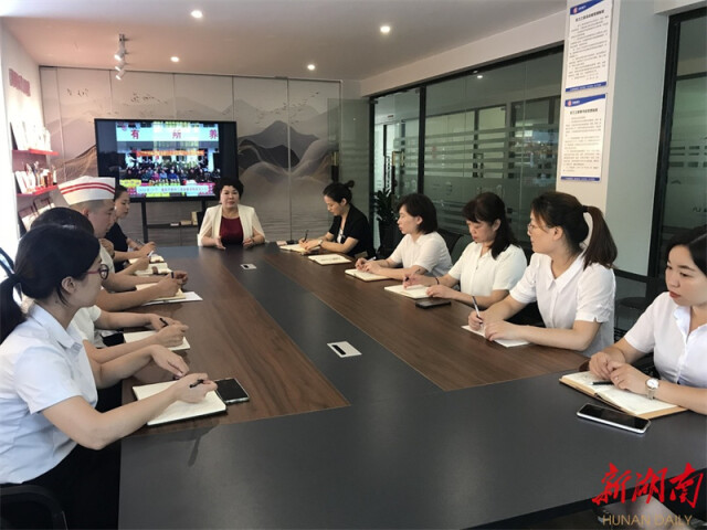 湖南日报|疫情反复，餐饮业首当其冲受影响，龙咏非带领喜龙公司员工改变营销策略，逆势而上—— 挺过难关，彩虹就在眼前