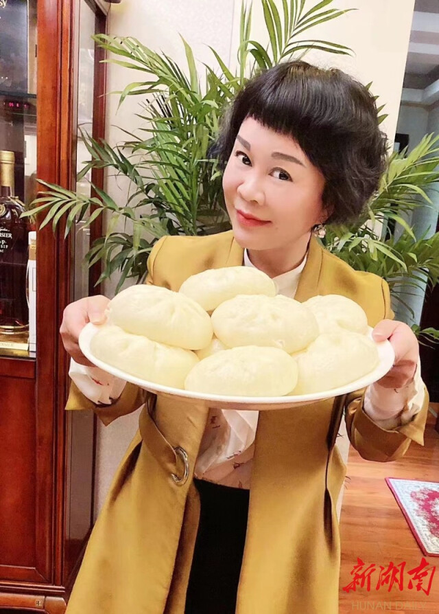 湖南日报|疫情反复，餐饮业首当其冲受影响，龙咏非带领喜龙公司员工改变营销策略，逆势而上—— 挺过难关，彩虹就在眼前