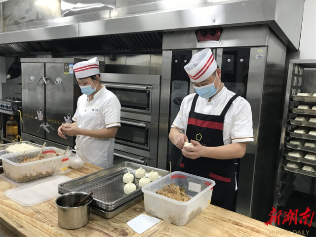 湖南日报|疫情反复，餐饮业首当其冲受影响，龙咏非带领喜龙公司员工改变营销策略，逆势而上—— 挺过难关，彩虹就在眼前