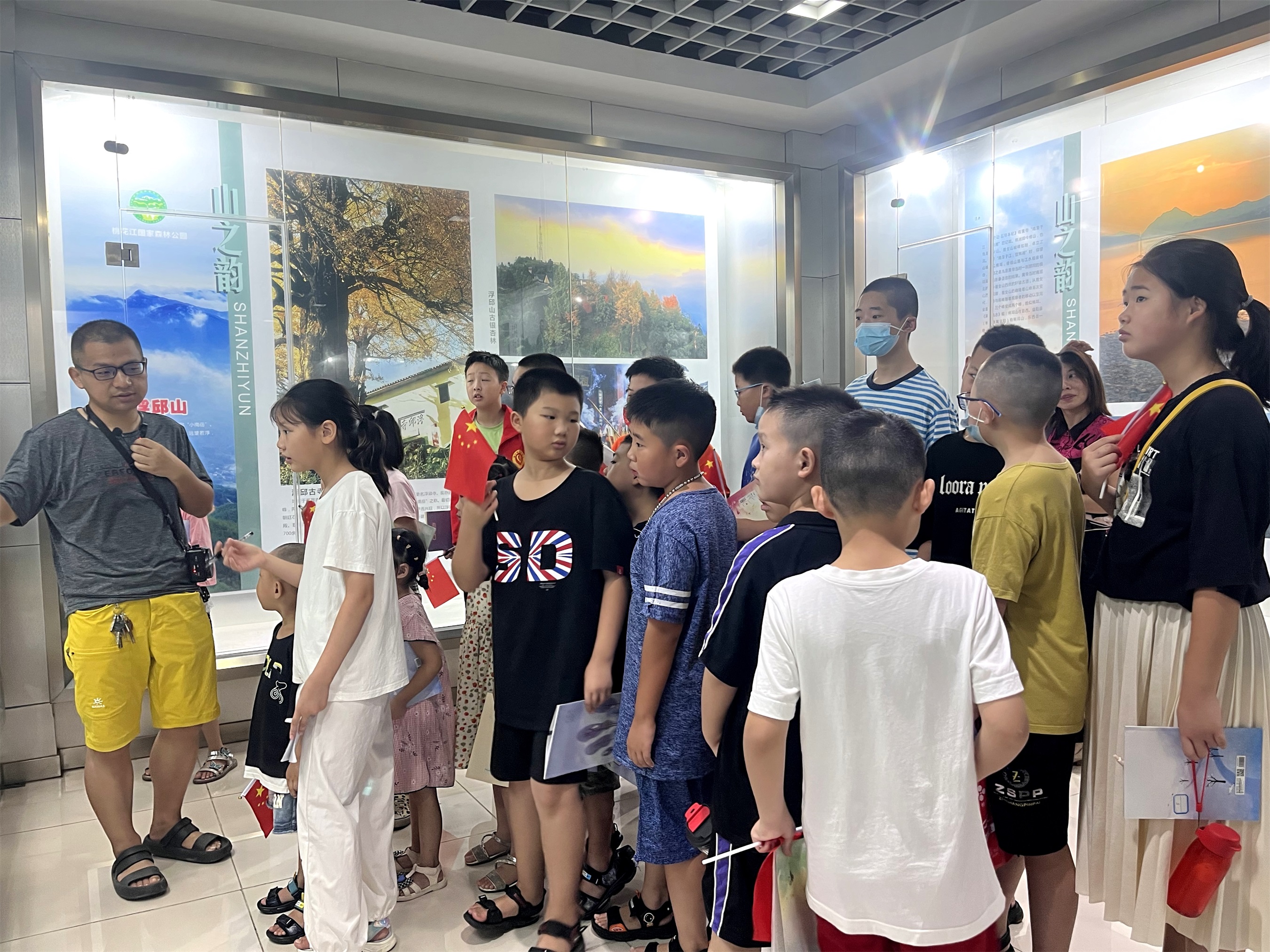 孩子们在档案馆参观.jpg 孩子们在档案馆参观.jpg