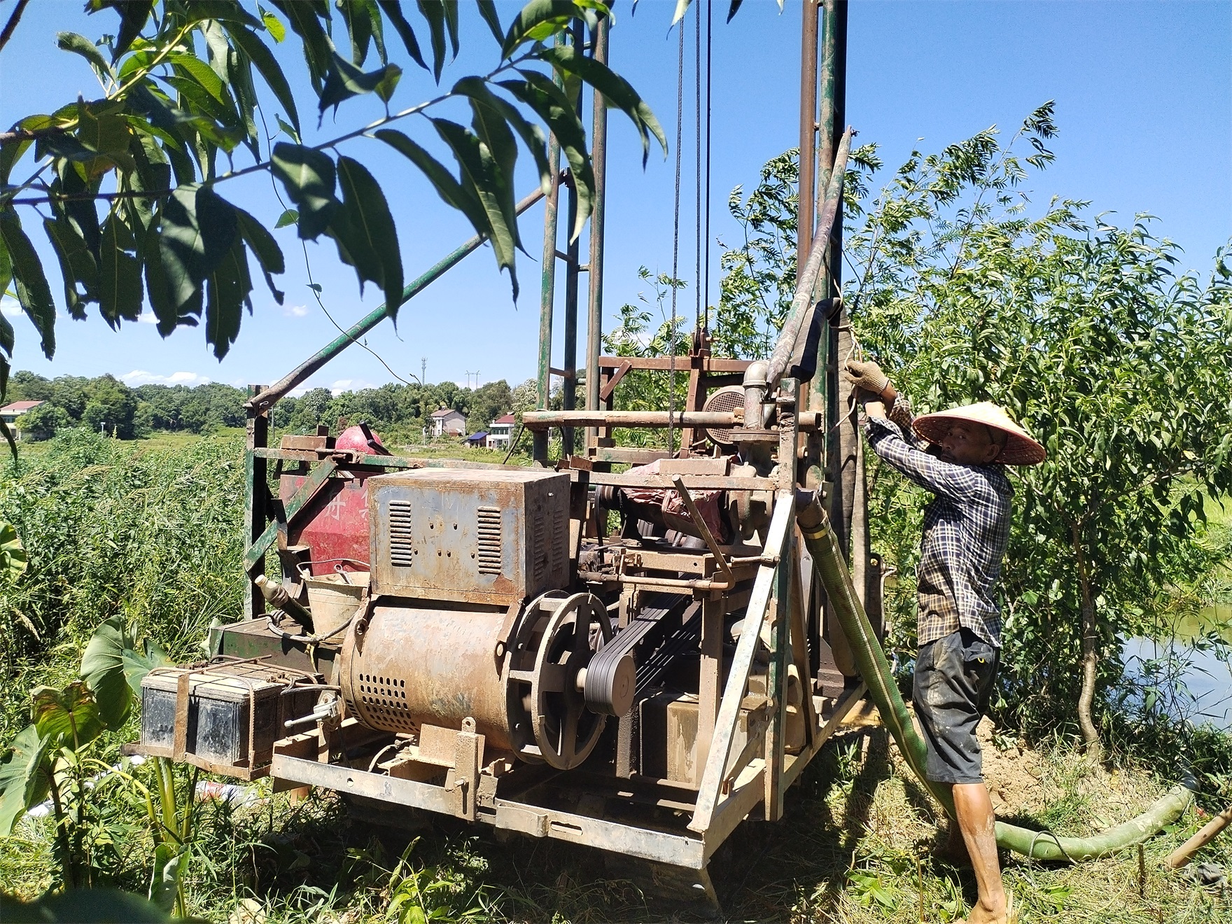 架设机械打深井取水.jpg 架设机械打深井取水.jpg