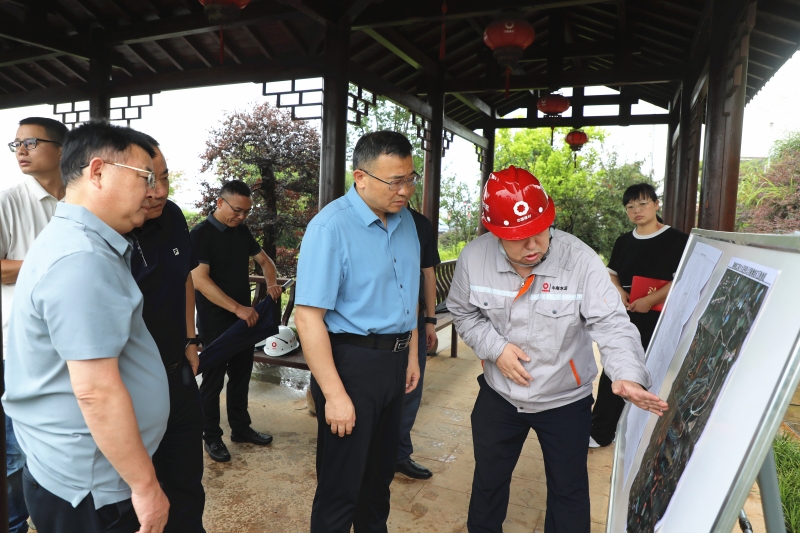 向荣到灰山港镇调研企业生产经营和安全生产工作