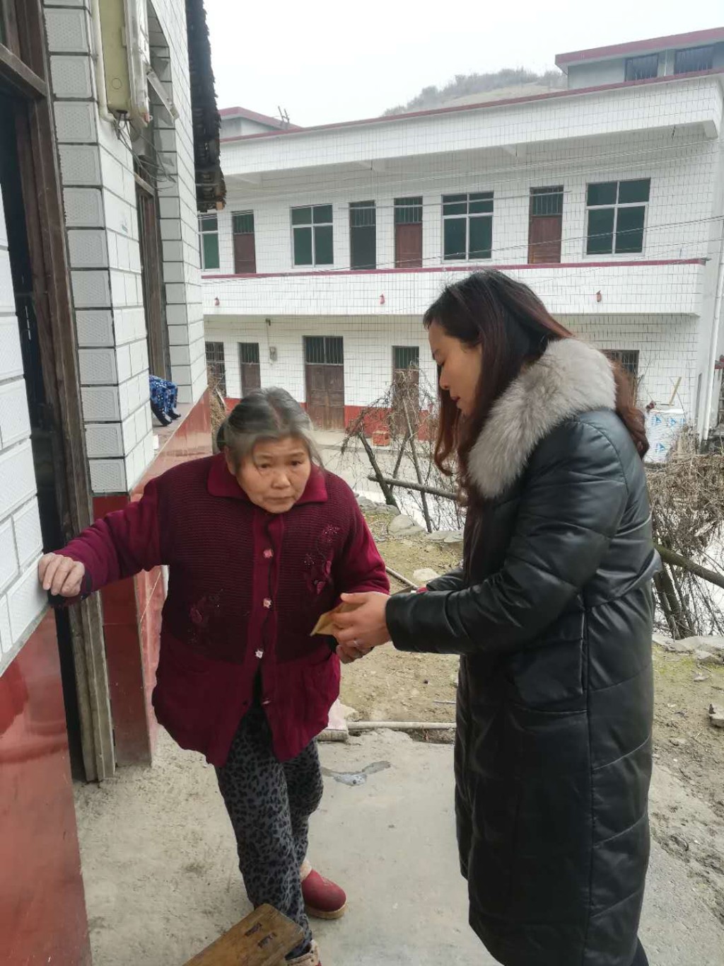 走访慰问贫困户