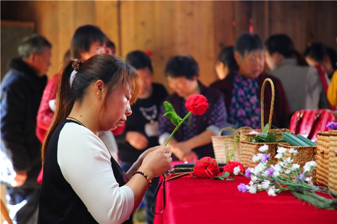 鸡猪共舞笋当王 修山小产业托起脱贫梦 (7)