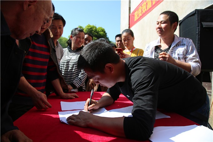 鸡猪共舞笋当王 修山小产业托起脱贫梦 (8)
