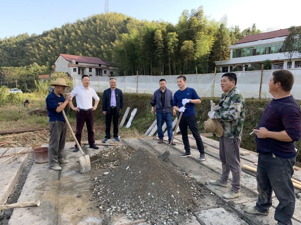 为贫困户帮扶建房的:龙牙坪村驻村工作队队长熊伟、村工作队队员刘庆华、村干部张世千为贫困户建房_看图王