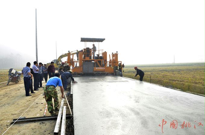 图为s317(江北公路)路面硬化施工现场 张琴 摄