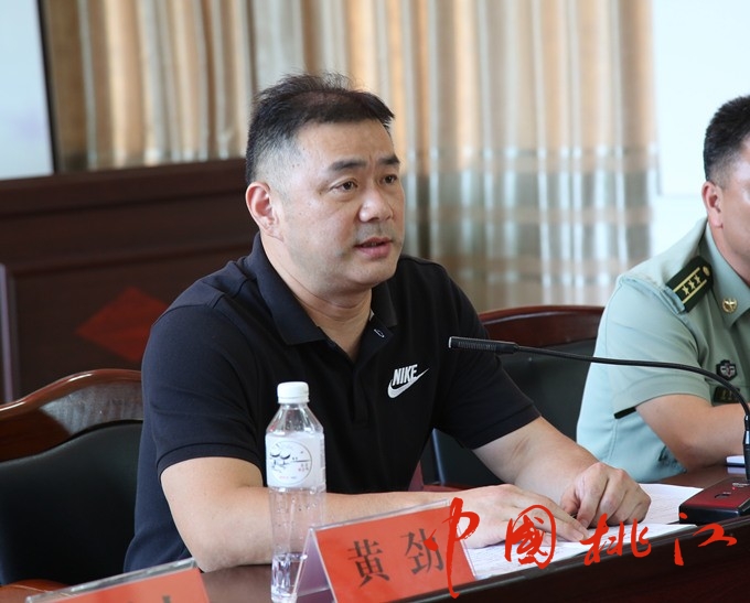 黄劲到松木塘镇召开响涛园社区脱贫攻坚项目建设现场办公会 (3)