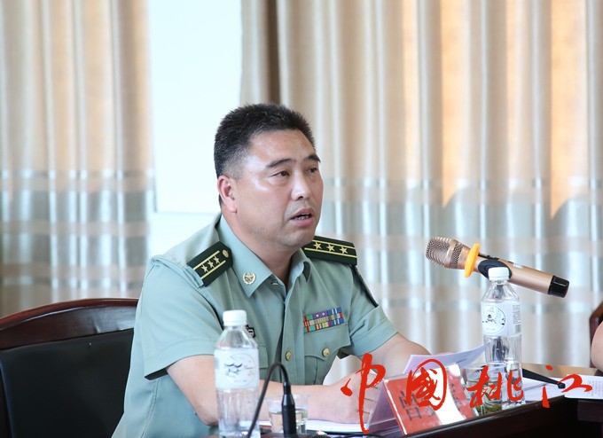 黄劲到松木塘镇召开响涛园社区脱贫攻坚项目建设现场办公会 (2)