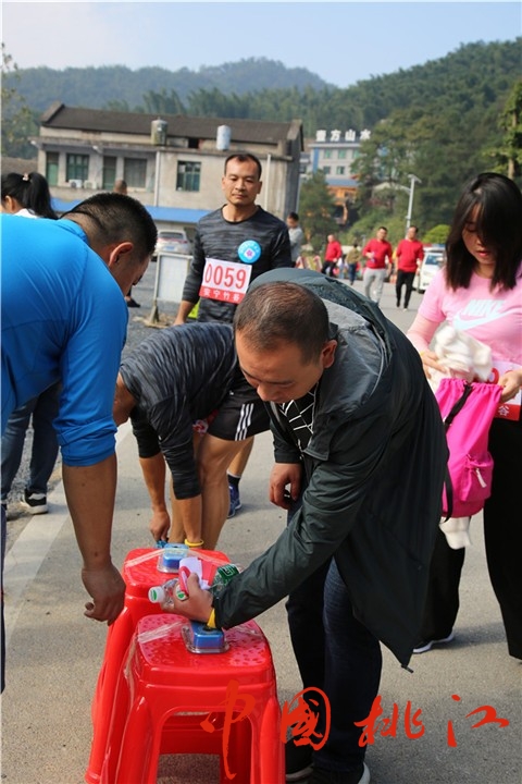 桃江县“壮丽七十年?奋斗新时代”职工环湖自由跑今日开跑 (2)