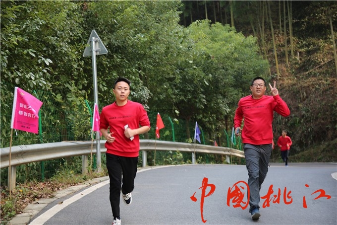 桃江县“壮丽七十年?奋斗新时代”职工环湖自由跑今日开跑 (1)