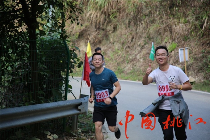 桃江县“壮丽七十年?奋斗新时代”职工环湖自由跑今日开跑 (3)