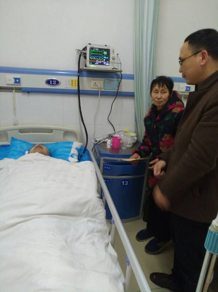 图为县委巡察办副主任李翔(右)看望慰问特困党员龚志仁