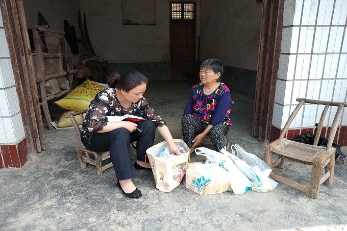 民警进行宣讲走访